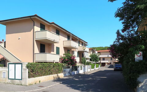Vada 609: Zona Residenziale, Finestra, Quartiere, Proprietà, Casa, Casa, Immobiliare, Cittadina, Costruzione, Facciata