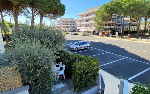 Vada 609: Pianta, Costruzione, Giorno, Auto, Foglia, Veicolo, Albero, Manto Stradale, Urban Design, Quartiere