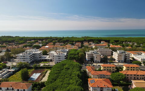 Palazzeta Iv: Cielo, Giorno, Nube, Costruzione, Natura, Albero, Vegetazione, Architettura, Urban Design, Acqua