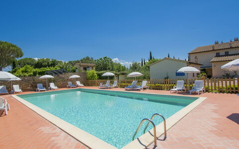 Cecina 609: Acqua, Cielo, Pianta, Proprietà, Piscina, Costruzione, Azzurro, Ombrello, Sedia, Albero