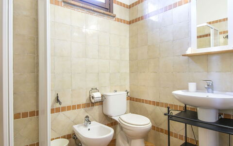Cecina 609: Bagno, Proprietà, Camera, Piastrella, Gabinetto, Idraulico Fixture, Parete, Interior Design, Bagno Accessorio, Architettura