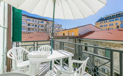 Maestrale: Costruzione, Giorno, Proprietà, Mobilia, Finestra, Tavolo, Luce, Ombrello, Sedia, Shade