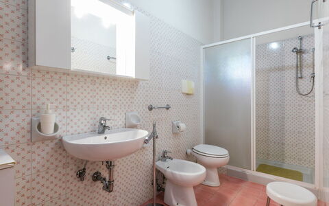 Casa Girasole (Smn101): Specchio, Idraulico Fixture, Lavello, Proprietà, Rubinetto, Lavandino Del Bagno, Bagno, Viola, Soffione Doccia, Interior Design
