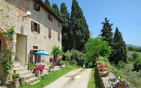 Castelfranco di Sopra 605: Proprietà, Casa, Costruzione, Villetta, Cittadina, Villaggio, Area Rurale, Paesino Di Montagna, Quartiere, Immobiliare