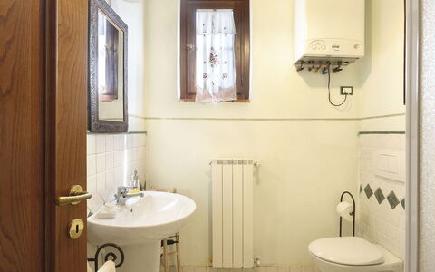 Buti 608: Bagno, Camera, Proprietà, Mobiletto Del Bagno, Idraulico Fixture, Bagno Accessorio, Lavandino Del Bagno, Gabinetto, Lavello, Interior Design