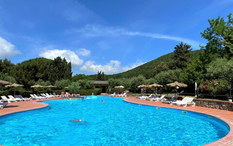 Riparbella 626: Acqua, Nube, Cielo, Risorse Idriche, Proprietà, Pianta, Piscina, Blu, Albero, Azzurro
