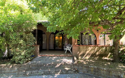 Riparbella 626: Pianta, Costruzione, Finestra, Manto Stradale, Ramo, Shade, Albero, Luce Del Sole, Erba, Woody Impianto