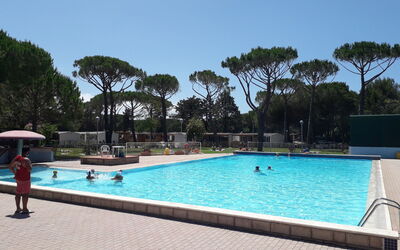 Marina di Bibbona 618: Acqua, Cielo, Proprietà, Pianta, Piscina, Azzurro, Albero, Shade, Costruzione, Rettangolo