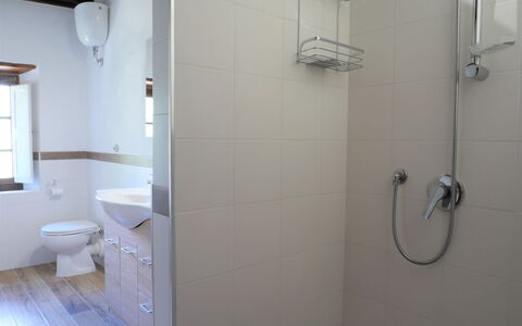 Roccastrada 617: Idraulico Fixture, Proprietà, Finestra, Lavello, Bagno, Costruzione, Doccia, Parete