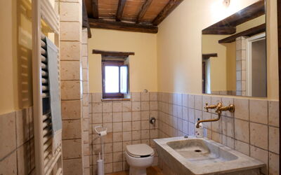 Torretta - Borgo la Civitella 618.4: Idraulico Fixture, Lavello, Proprietà, Rubinetto, Lavandino Del Bagno, Bagno, Viola, Costruzione, Interior Design