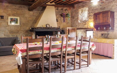 Fonte + Nobile - Borgo la Civitella 618.3: Tavolo, Mobilia, Proprietà, Costruzione, Legna, Interior Design, Divano, Sedia, Casa, Soggiorno