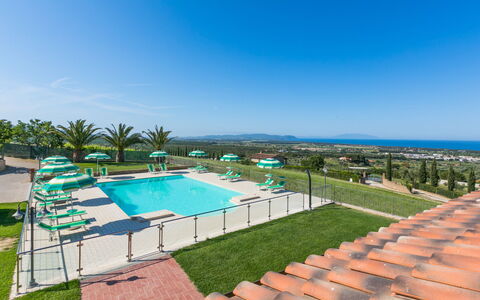 San Vincenzo 631: Cielo, Acqua, Piscina, Albero, Pianta, Shade, Urban Design, Condominio, Costruzione, Erba