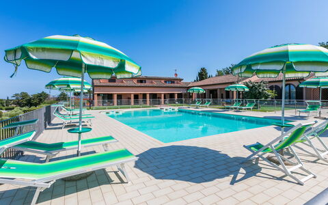 San Vincenzo 631: Acqua, Cielo, Piscina, Pianta, Costruzione, Ombrello, Lettino, Azzurro, Mobili Da Esterno, Shade