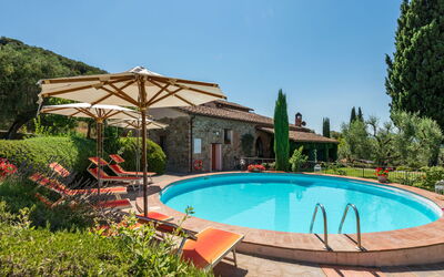 Campagnatico 604: Acqua, Cielo, Pianta, Piscina, Costruzione, Shade, Albero, Corpo D'Acqua, Mobili Da Esterno, Paesaggio