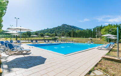 Scarlino 614: Cielo, Acqua, Piscina, Costruzione, Sedia, Albero, Mobili Da Esterno, Pianta, Shade, Lettino