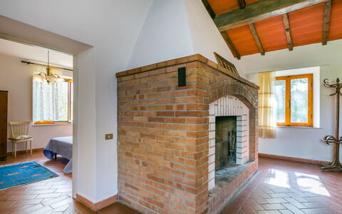 Monteriggioni 602: Finestra, Legna, Interior Design, Soggiorno, Costruzione, Sala, Color Legno, Pavimento, Pavimentazione, Fascio