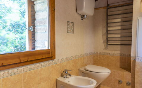 Chiusi 607: Marrone, Lavello, Rubinetto, Proprietà, Idraulico Fixture, Finestra, Lavandino Del Bagno, Bagno, Legna