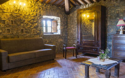La Capraccia 664.9: Cornice, Divano, Mobilia, Tavolo, Costruzione, Legna, Interior Design, Finestra, Pavimento, Soggiorno