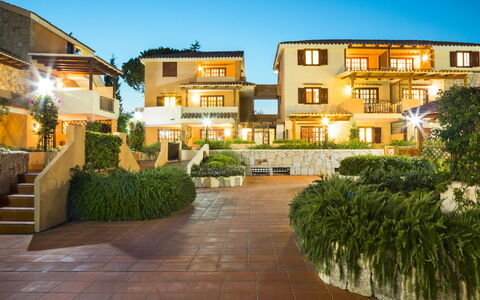 Porto Cervo 616: Facciata, Zona Residenziale, Appartamento, Casa, Urban Design, Estate, Ricorrere, Balcone, Giardino, Uso Misto