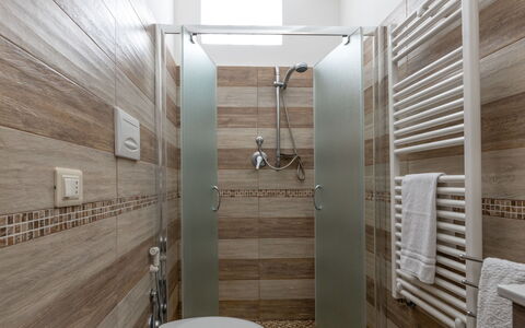 Castagno: Proprietà, Idraulico Fixture, Illuminazione, Interior Design, Architettura, Legna, Bagno, Rubinetto, Pavimento