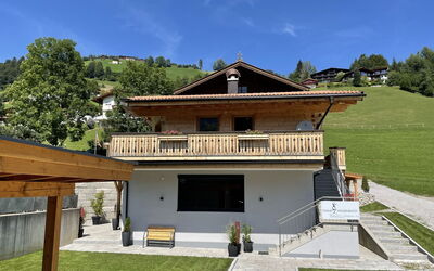 Wildschönau 688: Cielo, Nube, Costruzione, Proprietà, Finestra, Legna, Tavolo, Casa, Shade, Mobili Da Esterno