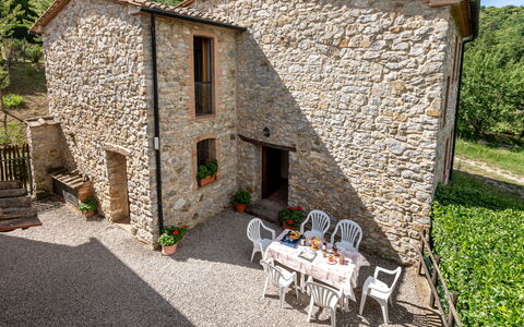 Travale 601: Pianta, Costruzione, Nube, Cielo, Casa, Finestra, Albero, Lotto, Thatching, Erba