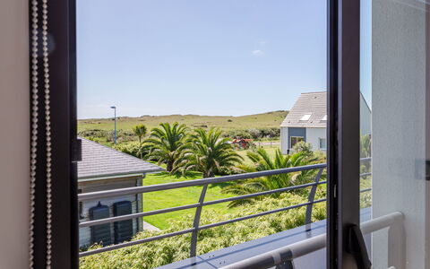 Pirou Beach: Costruzione, Cielo, Pianta, Finestra, Shade, Casa, Interior Design, Legna, Villetta