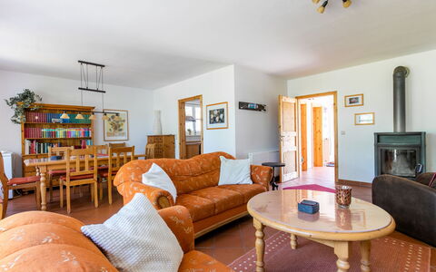 Losentitz: Mobilia, Divano, Tavolo, Proprietà, Cornice, Legna, Arancia, Interior Design, Sedia, Soggiorno