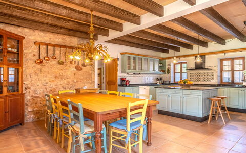 Son Viquet: Tavolo, Mobilia, Legna, Illuminazione, Interior Design, Sedia, Pavimento, Fascio, Pavimentazione, Cucina