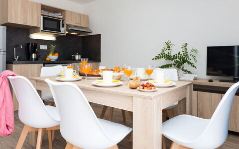 Ile de Noirmoutier 611: Mobilia, Tavolo, Sedia, Legna, Arancia, Tavola, Cucina, Controsoffitto, Cibo, Interior Design