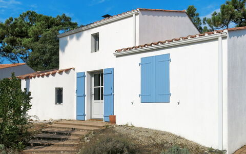 Les Brisans: Proprietà, Casa, Blu, Costruzione, Casa, Immobiliare, Parete, Facciata, Architettura, Zona Residenziale