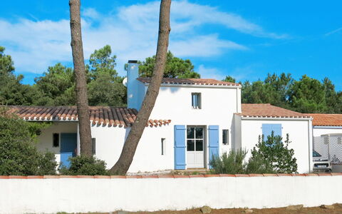 Les Brisans: Nube, Cielo, Pianta, Costruzione, Finestra, Azzurro, Blu, Casa, Albero, Lotto