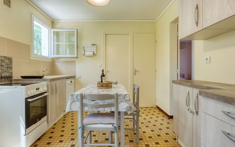 La Bruyère: Cabinetry, Mobilia, Controsoffitto, Cucina, Legna, Interior Design, Pavimentazione, Pavimento, Parete, Cassetto