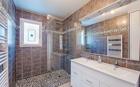 Les Ormes: Bagno, Pavimentazione, Interior Design, Idraulico Fixture, Pavimento, Parete, Piastrella, Mobiletto Del Bagno, Soffitto, Idraulico