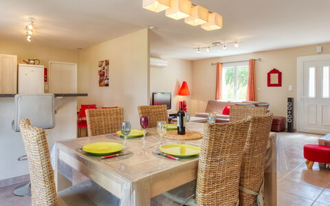Les Ormes: Tavolo, Mobilia, Sedia, Legna, Interior Design, Costruzione, Pavimento, Cucina & Sala Da Pranzo Tavolo, Pavimentazione, Immobiliare