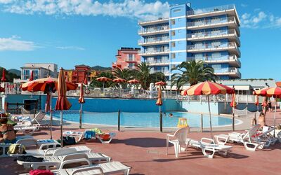 Loano 618: Nube, Cielo, Costruzione, Acqua, Piscina, Azzurro, Pianta, Corpo D'Acqua, Mobili Da Esterno, Ombrello