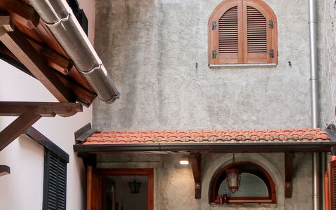 Ludovica: Proprietà, Casa, Costruzione, Architettura, Balcone, Facciata, Immobiliare, Quartiere, Finestra, Casa