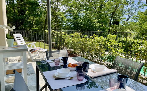 San Vincenzo: Tavolo, Mobilia, Tavola, Pianta, Sedia, Mobili Da Esterno, Dishware, Albero, Shade, Interior Design