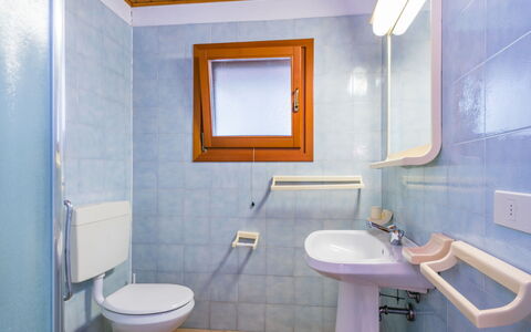 Grado 653: Specchio, Lavello, Rubinetto, Proprietà, Idraulico Fixture, Lavandino Del Bagno, Viola, Costruzione, Bagno, Blu