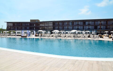Bibione 653: Acqua, Cielo, Nube, Piscina, Pianta, Costruzione, Casa, Sedia, Condominio, Mobili Da Esterno