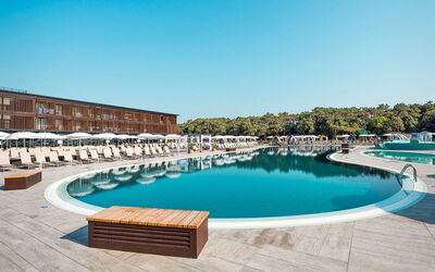 Bibione 653: Acqua, Cielo, Costruzione, Piscina, Azzurro, Lettino, Mobili Da Esterno, Albero, Casa, Condominio