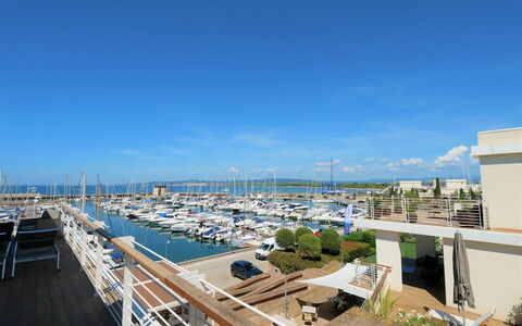 La Marina: Cielo, Costruzione, Acqua, Nube, Moto D'Acqua, Pianta, Urban Design, Barca, Dock, Città