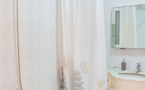 Villa Teresa: Idraulico Fixture, Vasca Da Bagno, Proprietà, Rubinetto, Lavello, Bianca, Soffione Doccia, Specchio, Bagno, Mobiletto Del Bagno