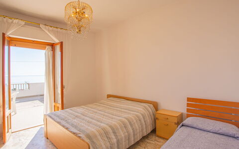 Villa Teresa: Costruzione, Mobilia, Comfort, Azzurro, Legna, Telaio Del Letto, Illuminazione, Shade, Cuscino, Arancia