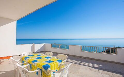 Villa Teresa: Proprietà, Cielo, Mobilia, Tavolo, Costruzione, Azzurro, Sedia, Shade, Pavimento, Pavimentazione
