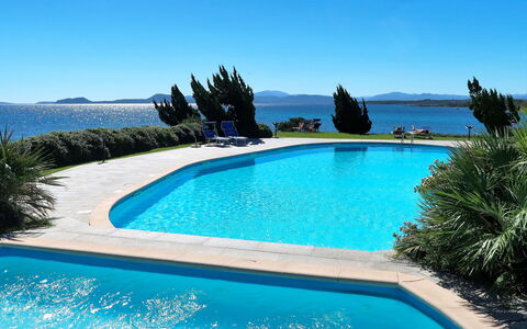 Golfo Aranci 606: Acqua, Cielo, Pianta, Proprietà, Piscina, Blu, Natura, Azzurro, Costruzione, Rettangolo