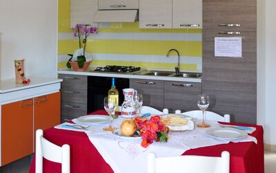Sole (Teo230) 721.2: Mobilia, Tavolo, Cabinetry, Sedia, Controsoffitto, Pavimento, Cucina, Tavola, Pavimentazione, Bottiglia