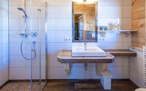 Forstau 601: Bagno, Camera, Proprietà, Interior Design, Piastrella, Mobilia, Parete, Idraulico Fixture, Costruzione, Pavimento