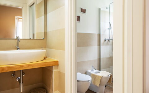 Di Pipot: Bagno, Camera, Proprietà, Interior Design, Idraulico Fixture, Parete, Architettura, Costruzione, Piastrella, Rubinetto