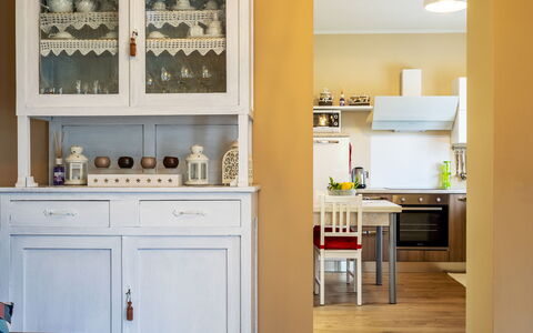 Di Pipot: Camera, Mobilia, Cucina, Cabinetry, Proprietà, Interior Design, Controsoffitto, Giallo, Mensola, Costruzione